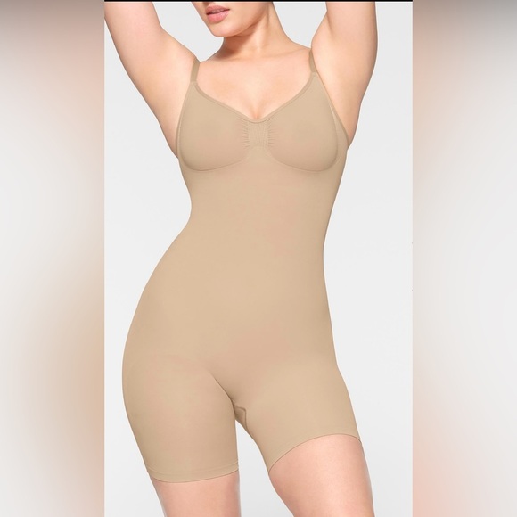 Skims Seamless Sculpt Mid Thigh Bodysuit Open Gusset In Mica S/M Shape-wear New - Picture 3 of 9